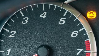 So wird ein defekter ABS-Sensor getauscht.