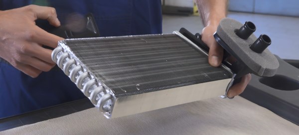 Der Heizungsk�hler wird bei ge�ffnetem K�hlmittelregelventil durch das K�hlmittel erw�rmt. W�rmetauscher der Autoheizung
