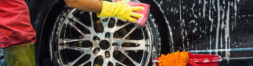 Die manuelle Autow�sche ist der gr�ndlichste und schonendste Weg, das Auto au�en sauber zu bekommen. manuelle Autow�sche - Felgen reinigen per Hand