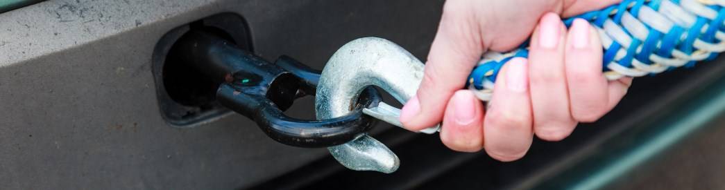 Beim Abschleppen sollte man einiges beachten. Wir klären auf. Tipps zum Abschleppen mit Abschleppseil oder Abschleppstange