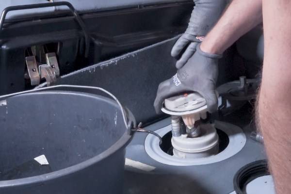 Die Kraftstofffördereinheit pumpt den Sprit zur Einspritzanlage. Kraftstofffördereinheit mit Kraftstoffpumpe