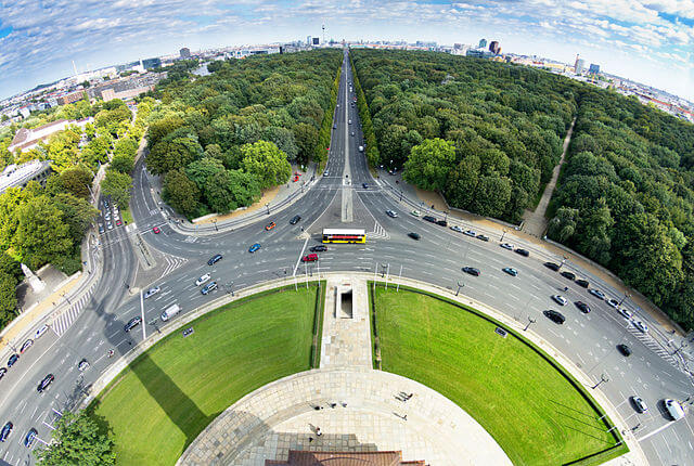 mehrspuriger Kreisverkehr um die Siegess�ule in Berlin