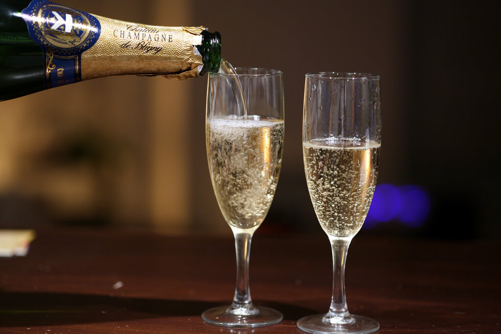 zwei Gläser Champagner