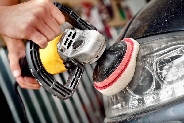 Arbeite vorsichtig und bleib geduldig! Poliermaschine am Scheinwerfer