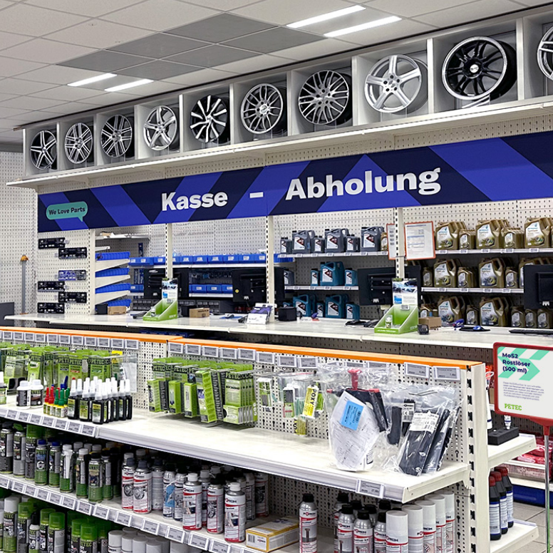 Bereich zum Abholen der online bestellten Autoteile in unserer kfzteile24 Filiale in Berlin-Weißensee