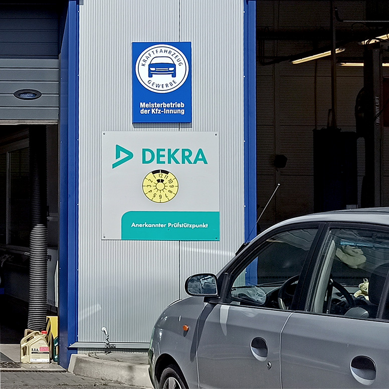 Ein Auto f�hrt zur HU/AU in unserer Kfz-Werkstatt in Berlin-Spandau