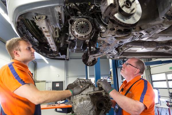Um das Getriebe zu wechseln oder zu reparieren, muss es zunächst ausgebaut werden. Getriebe ausbauen