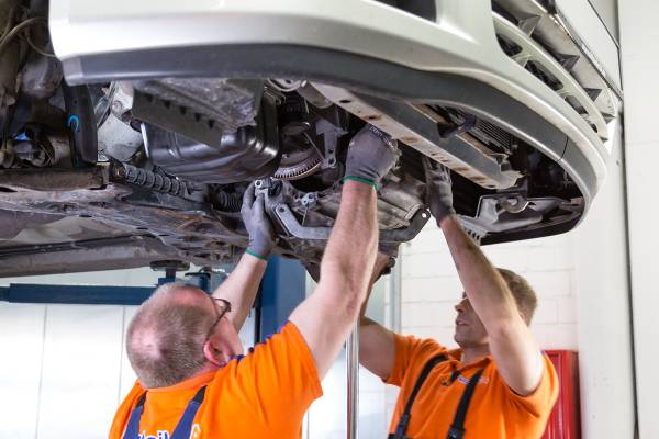 Das neue Getriebe wird in Position gebracht und mit dem Motor verschraubt Einbau eines neuen Getriebes