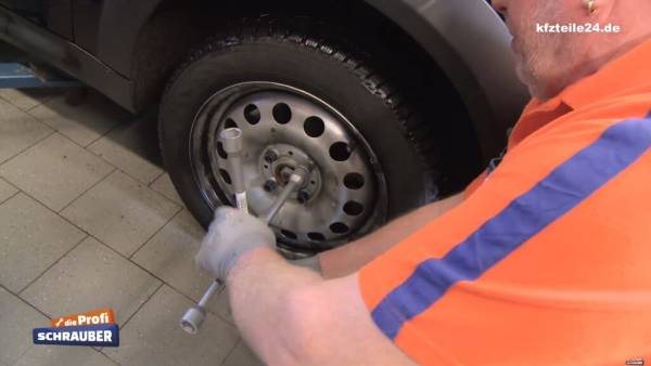 Die Radschrauben werden vor dem Anheben bzw. Aufbocken des Wagens gelöst.
