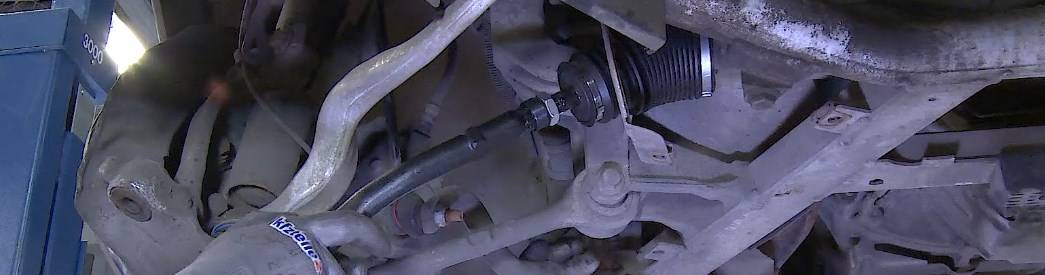 Durch den Wechsel der Spurstange können Lenkprobleme behoben werden. Spurstange wechseln